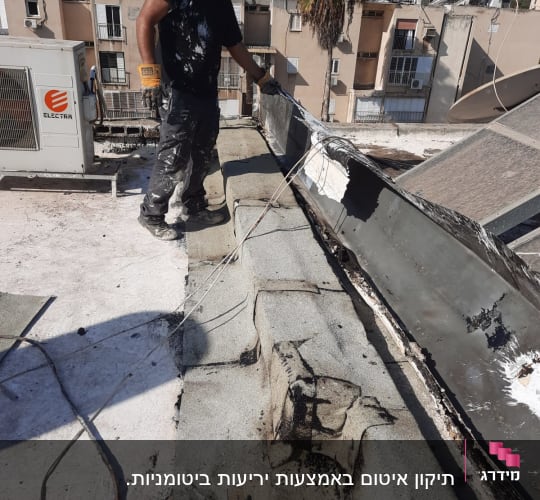אדם אוטם גג עם חומר איטום ושפכטל